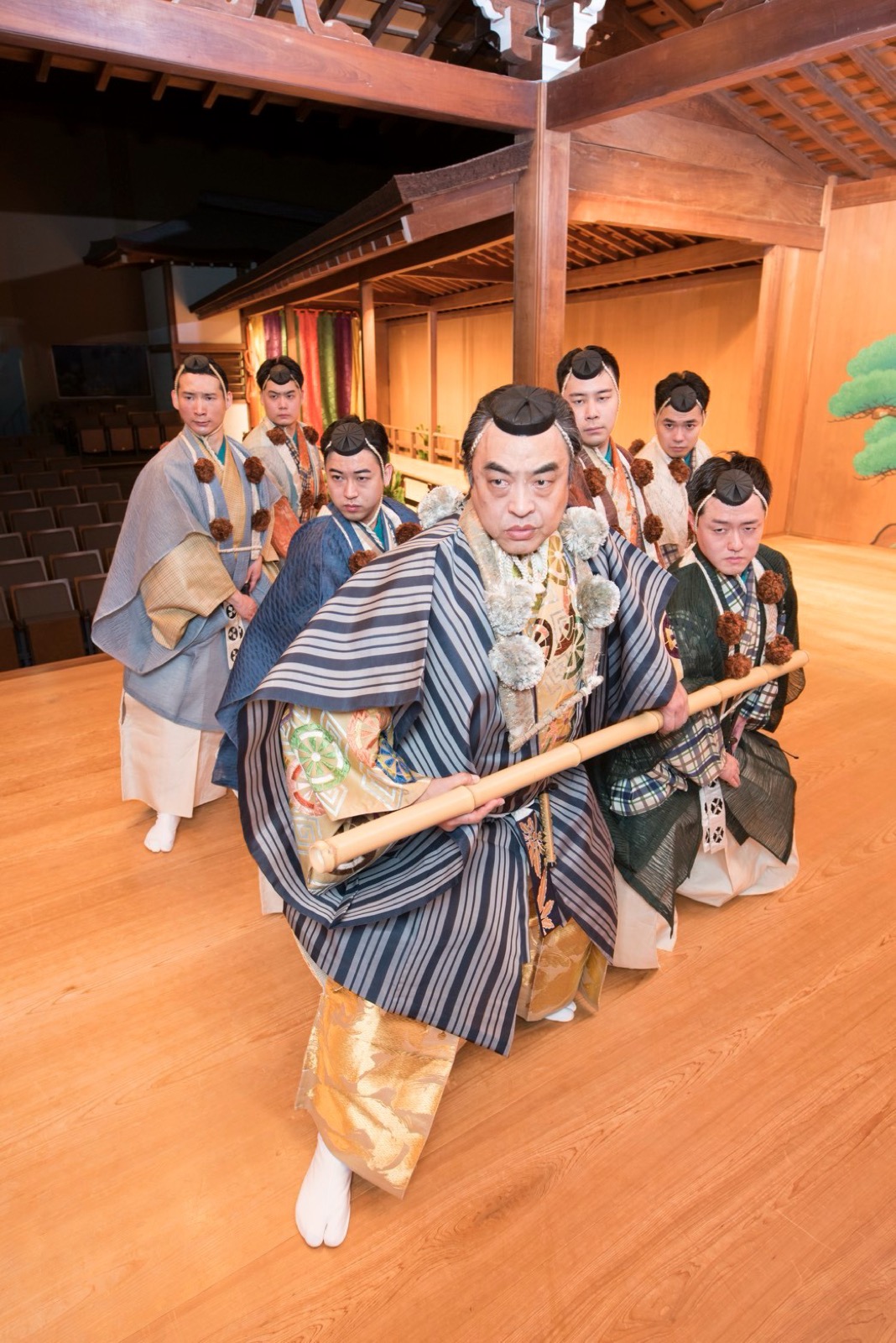 橋掛りを進む一門